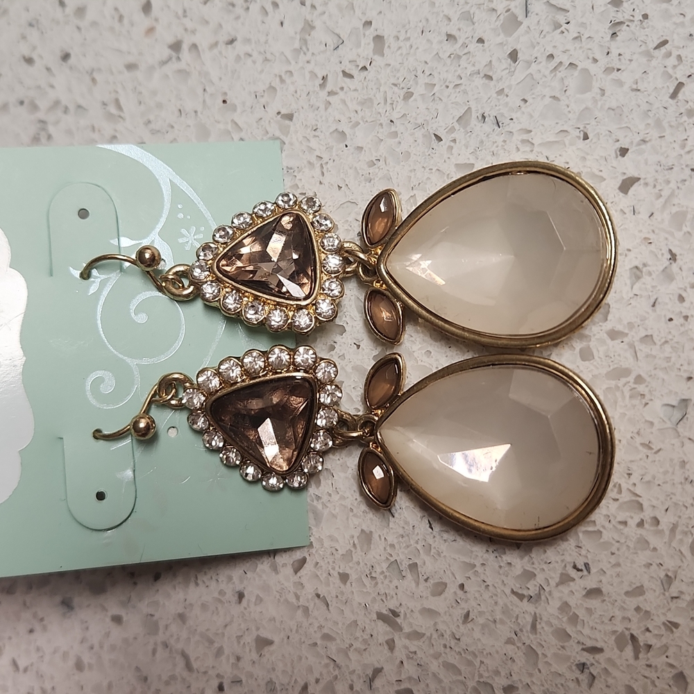 Maurices NWT Light Pink Dangly Fashion Earrings.